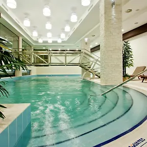 Earth & People & - Free Parking & Swimming Pool Hotel